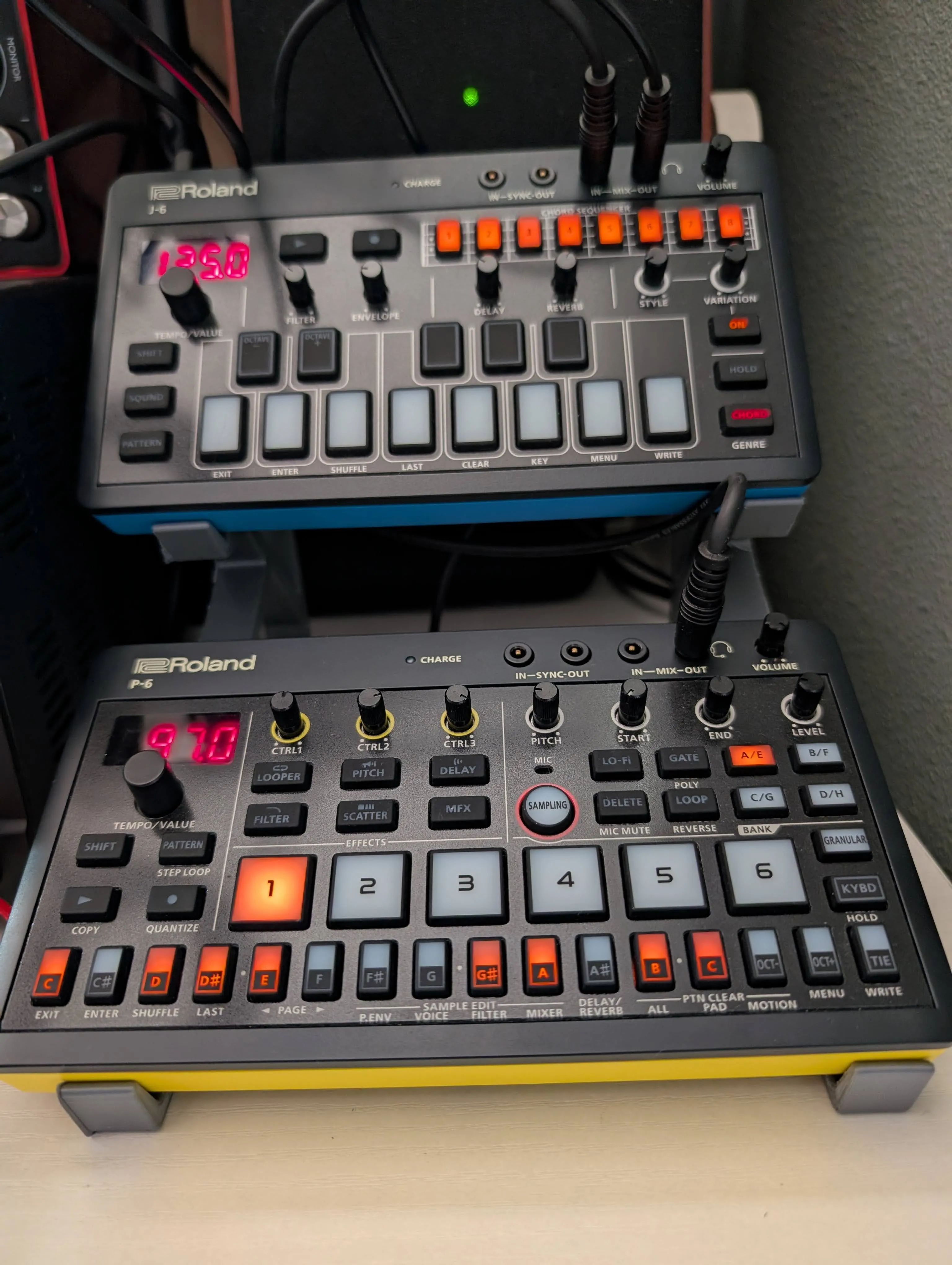 3D-printed single and dual stands for Roland AIRA Compact synthesizers